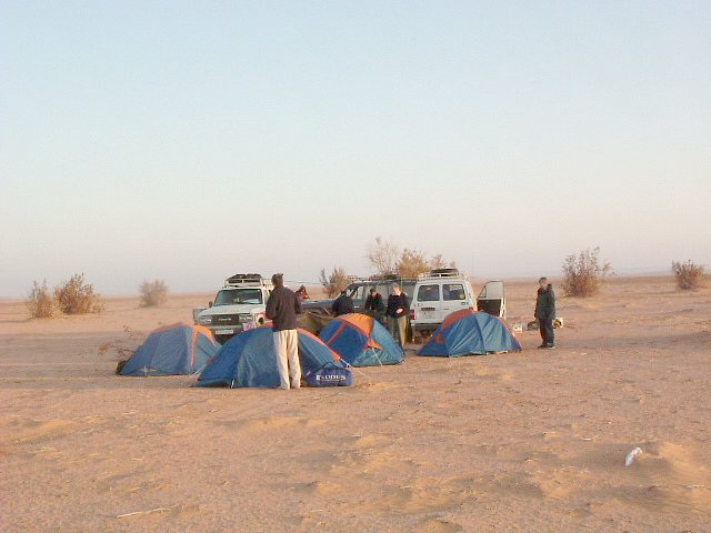 Terrain 70 km south-east of Confluence (Camp at 28°36'N 10°33'E)