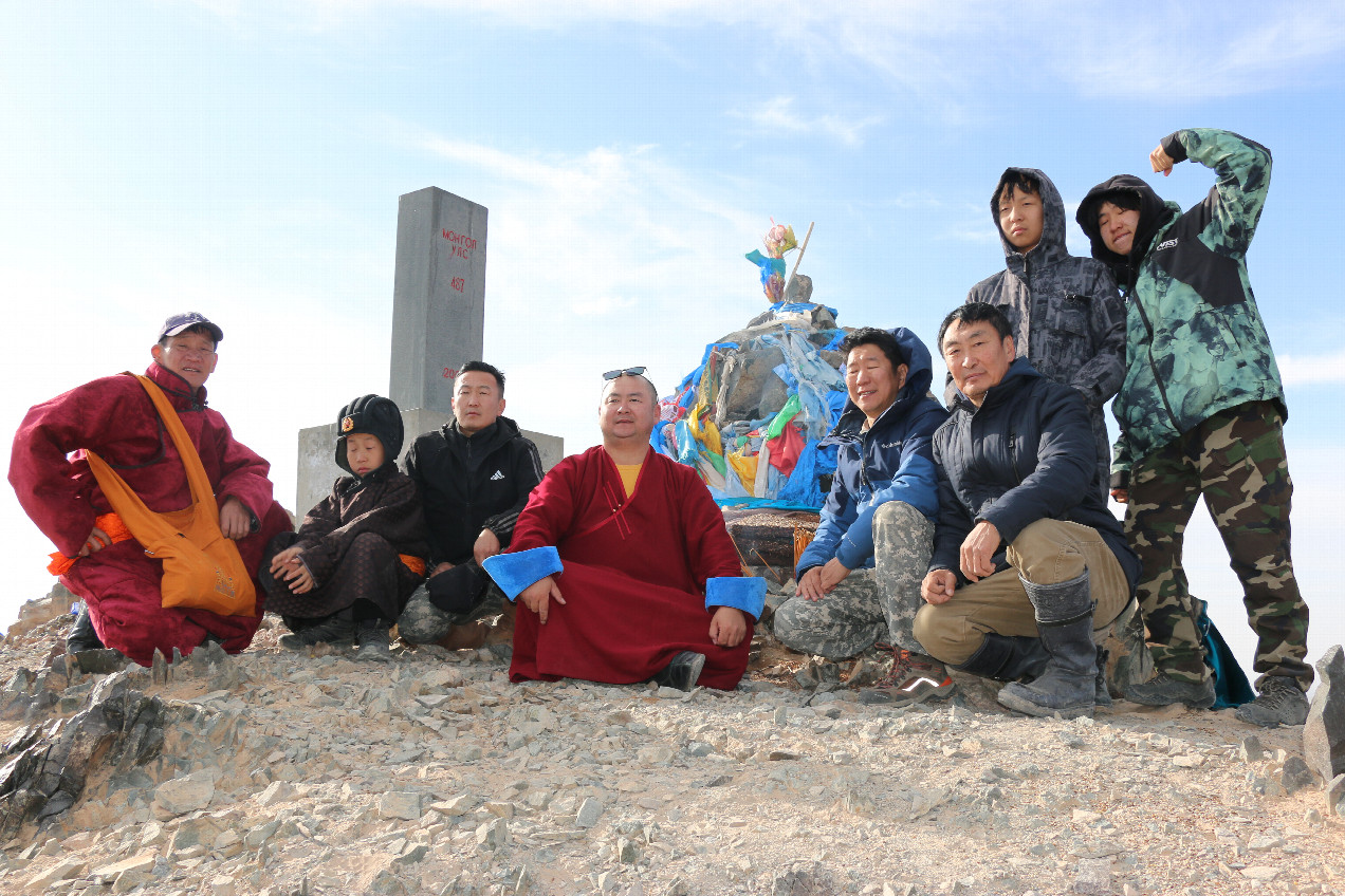 Travelling team on the "Haliin Baruun Umnud" ovoo