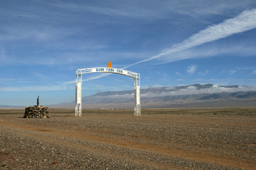 Bogd Uul Mts. from Bayangovi