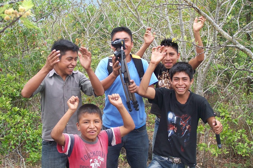 Los chicos celebrando el éxito de nuestra empresa. Guys celerating