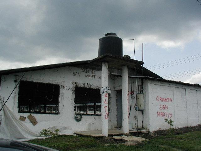 Rancho San Martín, adyacente al terreno de la confluencia... San Martin's chicken farm, next to the confluence