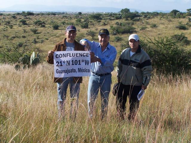 Los tres con el letrero de la Confluencia