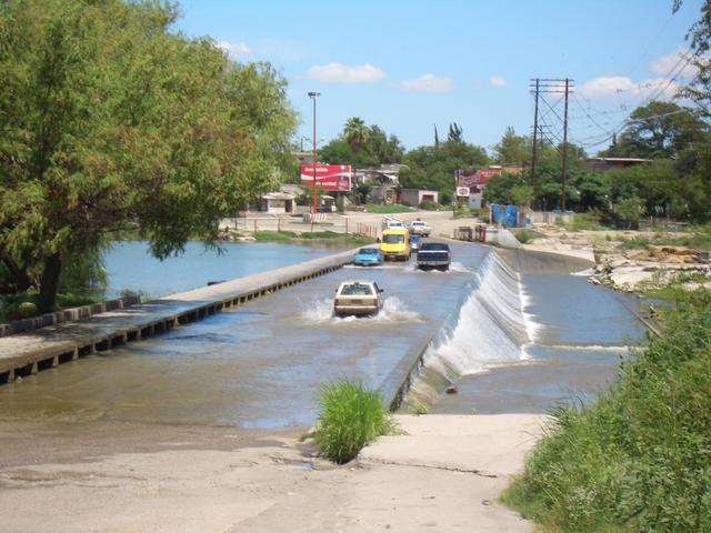 River overflow. El vado lleno de agua.