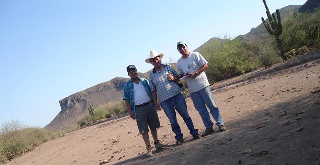 Preparandonos para salir: yo, mi papá y mi compadre