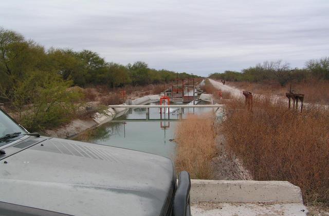 El canal de agua y el camino