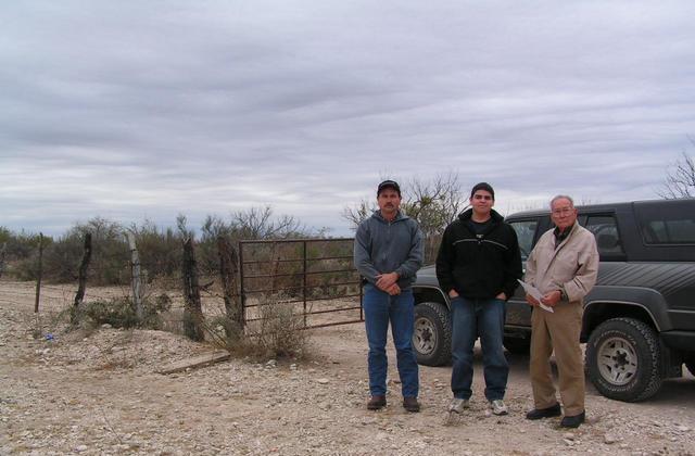 La puerta del Rancho Hector Jr, Samuel, Hector Sr