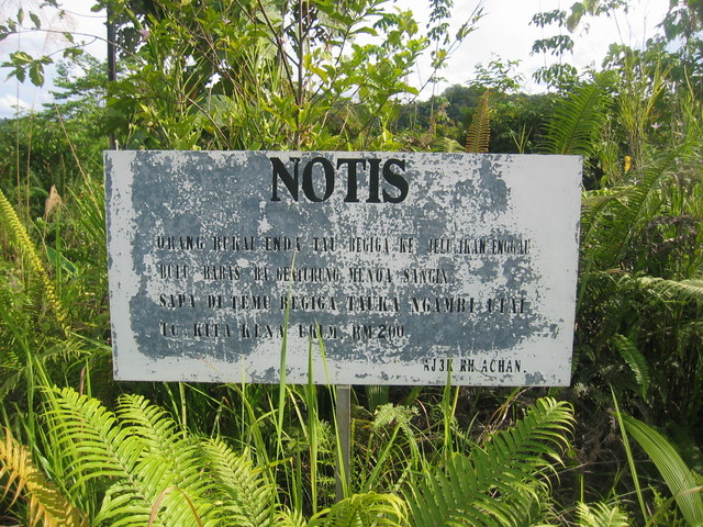 The sign that directly sits at the road at the turnoff for the confluence