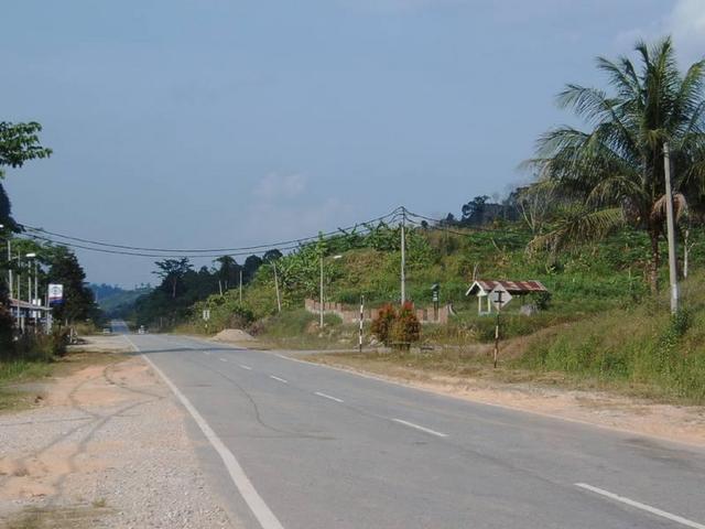 Turnoff from the D29 to the right here behind the mosque.