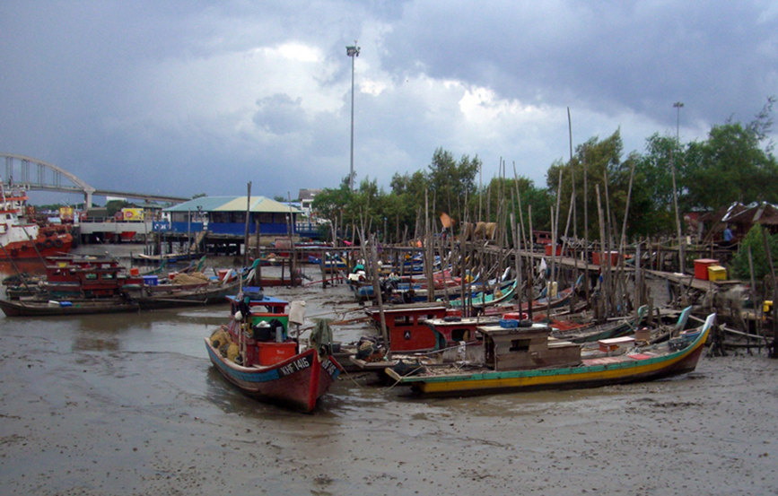 beached boats at Kuala KedahEX_2010_185.jpg -- feeding the monkeys at the marina 