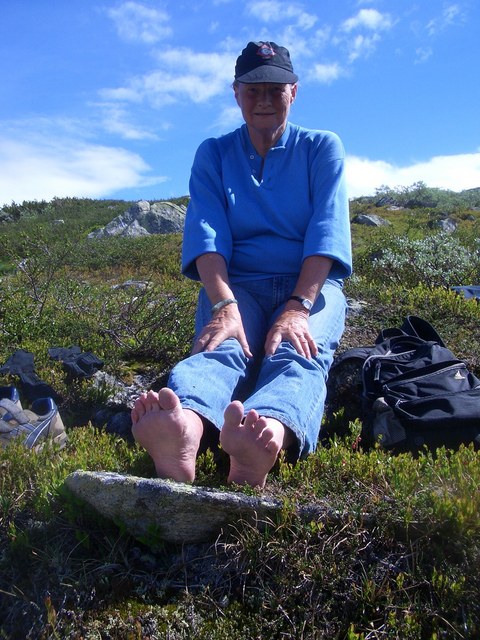 Aase drying wet and sore feet at the cp