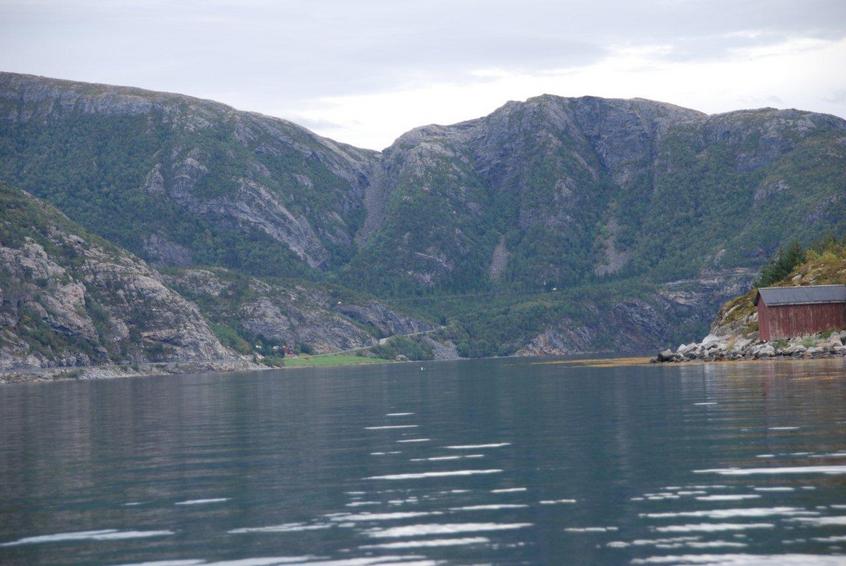 To the SE the small fjord Paulen (the Pond). The road is visible to the right, after it has climbed from sea-level up to 76 moh.