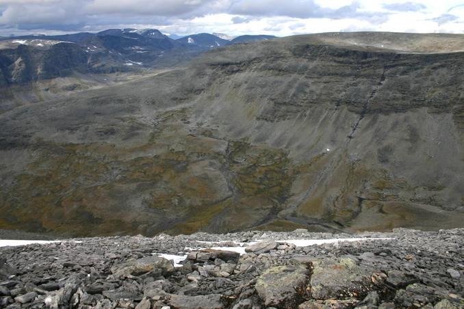 View north across Tverrskardet, Isdalsfjella beyond to the right