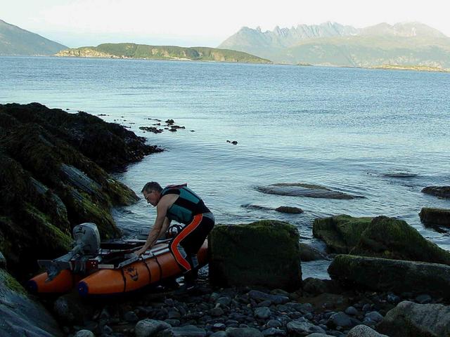 Boat and Driver by Start to the Point / Startvorbereitungen