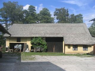 #1: Widok na stodołę od strony południowej. To najprawdopodobiej wewnątrz niej znajduje się CP./ Barn from south - confluence is probably inside