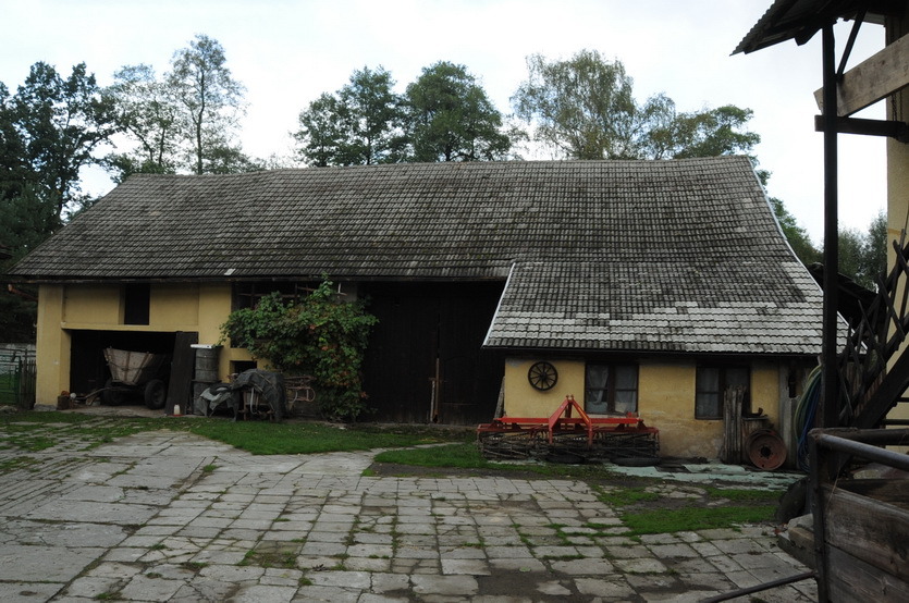 The big barn where the confluence point is located inside - near the right side of the barn