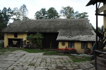 #1: The big barn where the confluence point is located inside - near the right side of the barn