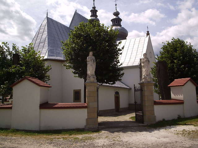 Ujanowice, ciekawy, choć niezbyt okazały z zewnątrz kościółek w Ujanowicach. - interesting byt plain from outside church in Ujanowice