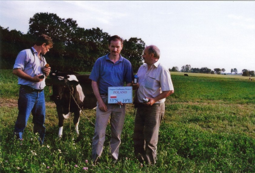 Visitors and cow at the confluence (L to R) Wojciech,cow,Miroslaw,Wlodzimierz - Zdobywcy