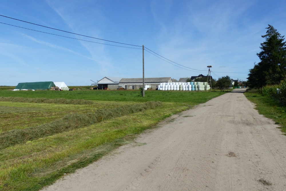 Gospodarstwo w oddali w kierunku wschodnim / The farm in the distance towards the east