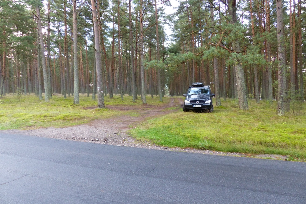 Droga dojazdowa z miejscem postoju / Access road and parking space