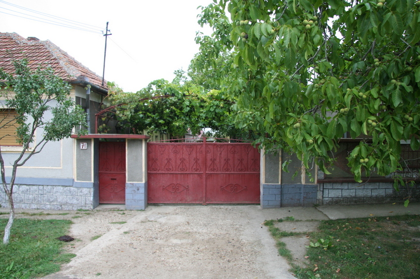 Looking toward the confluence - its about 40m beyond the gate