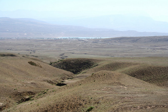 #1: Вид точки 43N 47E со склона чуть выше / View to the confluence point from the slope a little higher