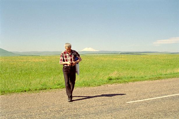 Дорога, виден Эльбрус / The road bypassing Yutca with Mt. Elbrus at background