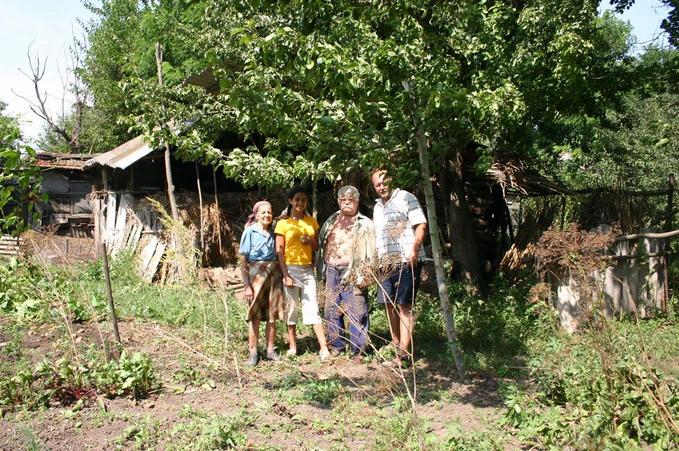 Максим и Анастасия с хозяевами участка -- Maxim and Anastasia with the owners of the site