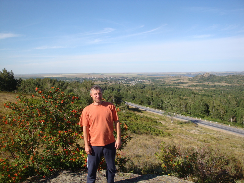 За спиной Евгения поселок Саввушка и озеро Колыванское/Savvushkino village and Kolyvanskoye lake behind Eugeny