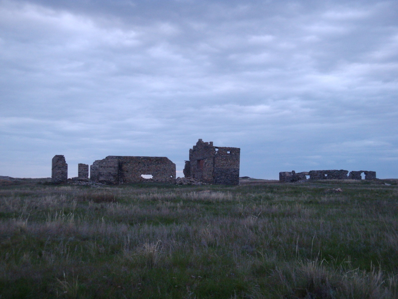 Развалины рядом с селом / Ruins near a lake