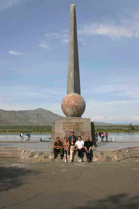 У обелиска "Центр Азии"/"Center of Asia" obelisk