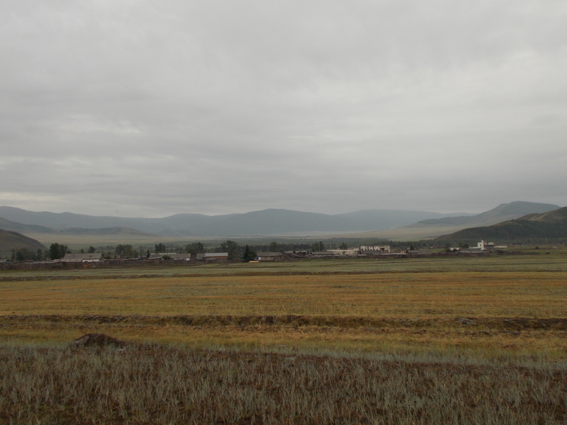 Вид с трассы М-54 на поселок Уюк, за которым цель/View from M054 route towards Uyuk settlement and the confluence behind it