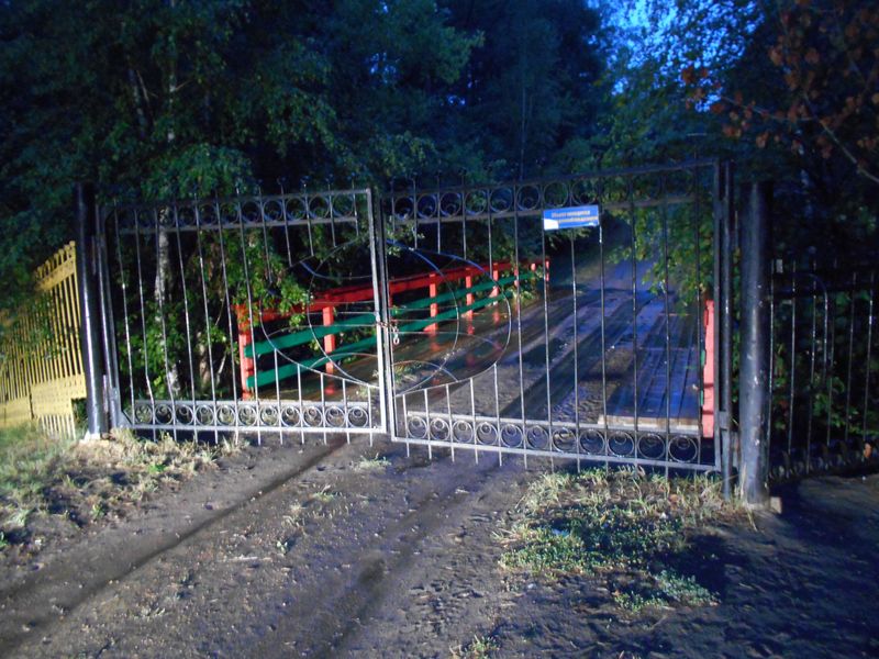 Короткий путь через лагерь закрыт, ворота на замке / Short way is blocked