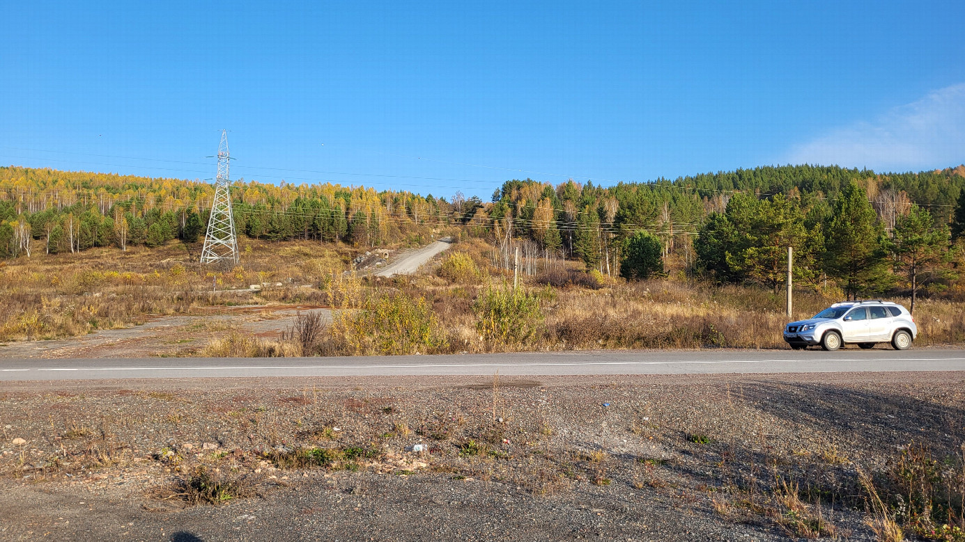 Вид на дорогу с бывшего переезда / View to the road from former crossing