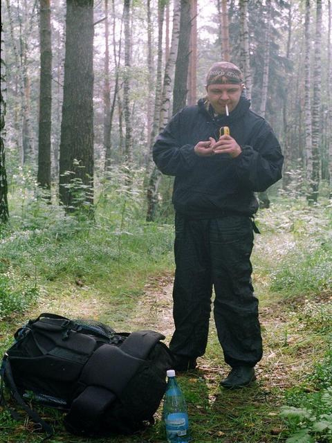 Перекур перед охотой. -- Smoke break before hunting.