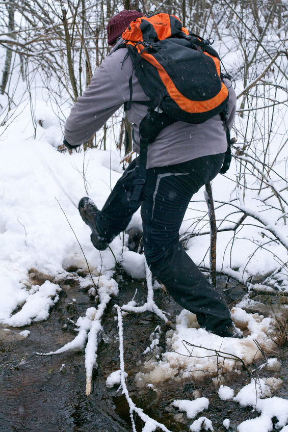 Jumping over a brook / Прыжки через ручеёк