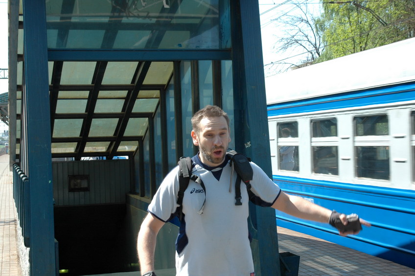 Here is our train! Quickly!/Грузимся! Это наш поезд!