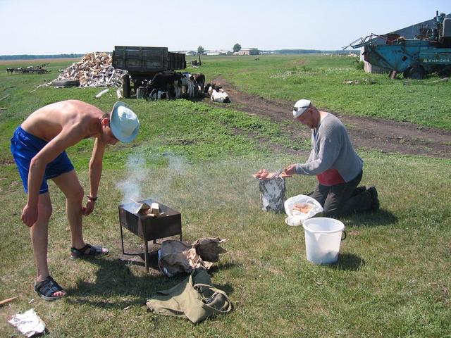 у хантеров обед -- The hunters have lunch