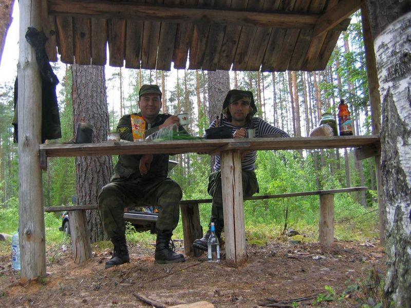 Arbor in use again / Беседка снова в деле