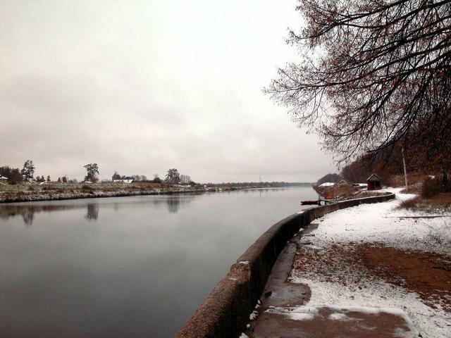 The north slope of the canal has 5 sluices on which boats have 38-meters climb to reach the summit on the way to Moscow