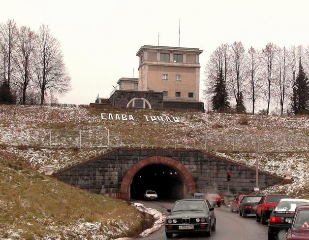 Tunnel under Moscow Canal (sluice number one). Inscription at the top - “For the glory of labour”.