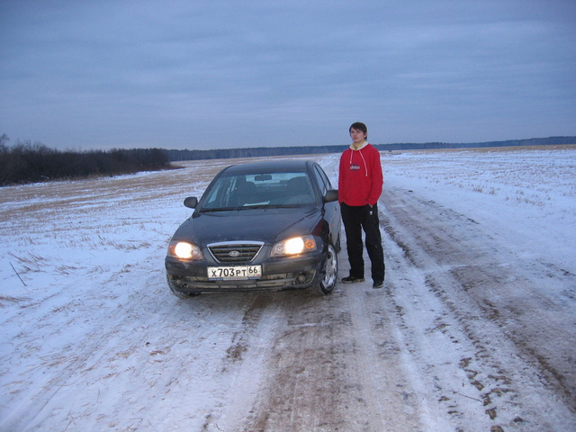 This road runs as far as 80 metres from the confluence