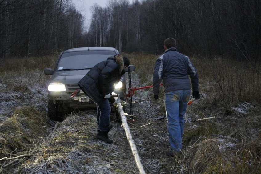 Нива (лифт 45 мм) весело села на замерзший гребень/Niva sat at a frozen rut