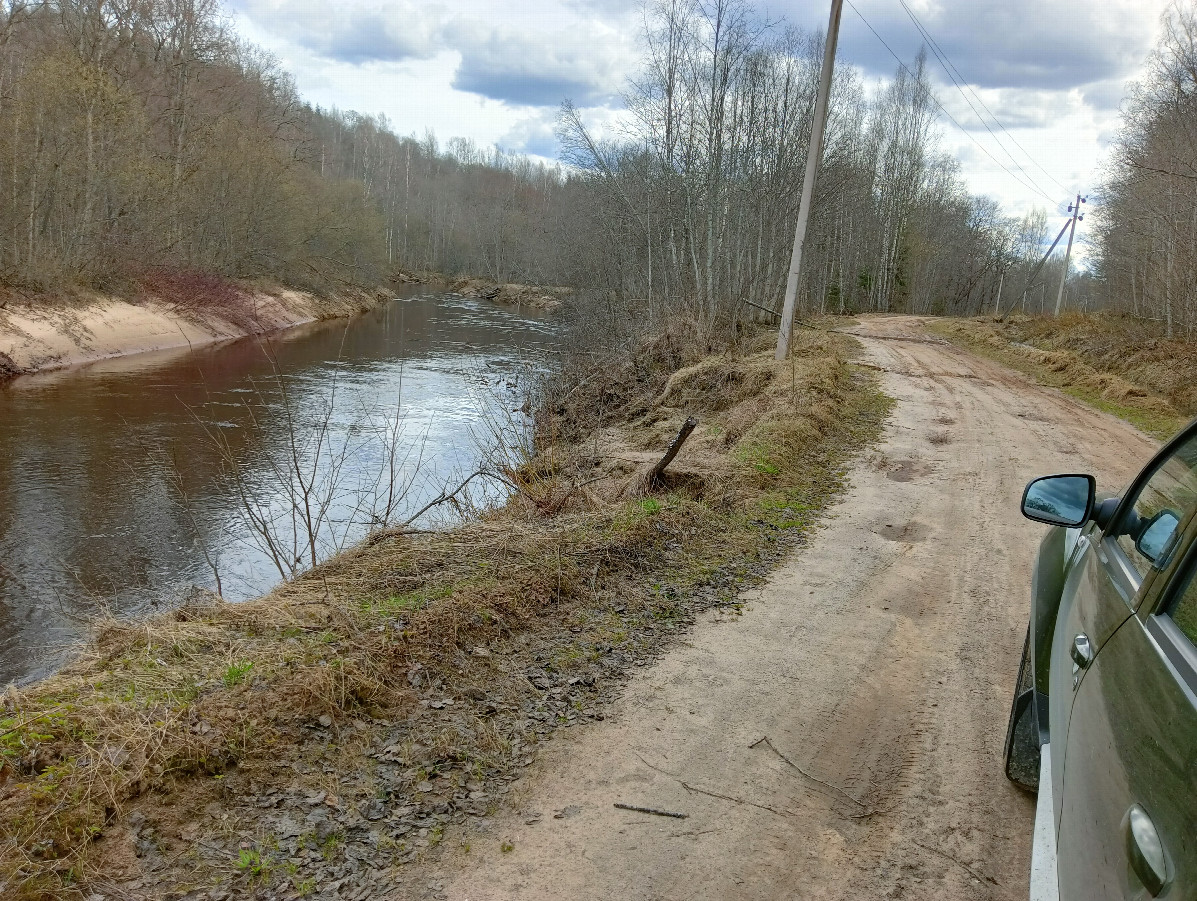 Road along Mda river