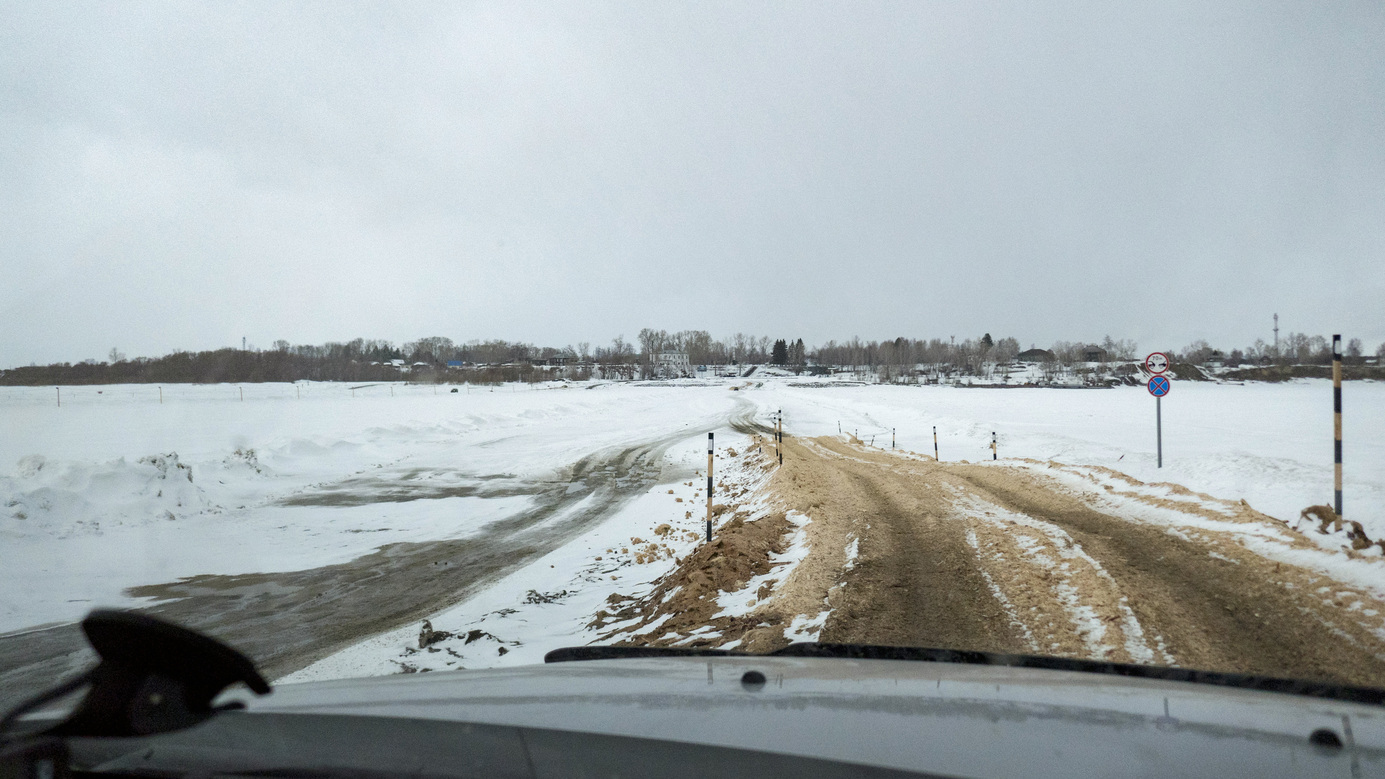 Ледовая переправа через реку Обь / Ice crossing over Ob river