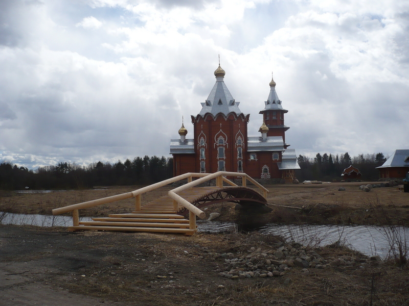 Fresh-built bridge / Свежесрубленный мостик