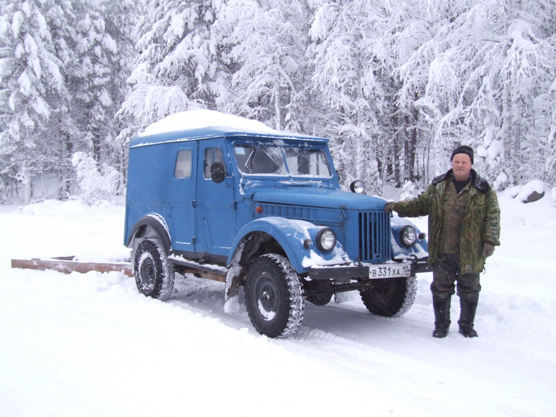 Хозяин со своим вездеходом / Owner of snow-removal device