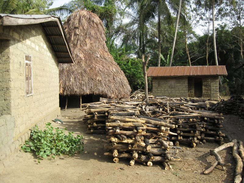 The village of Makaray just 200 meters from the Confluence