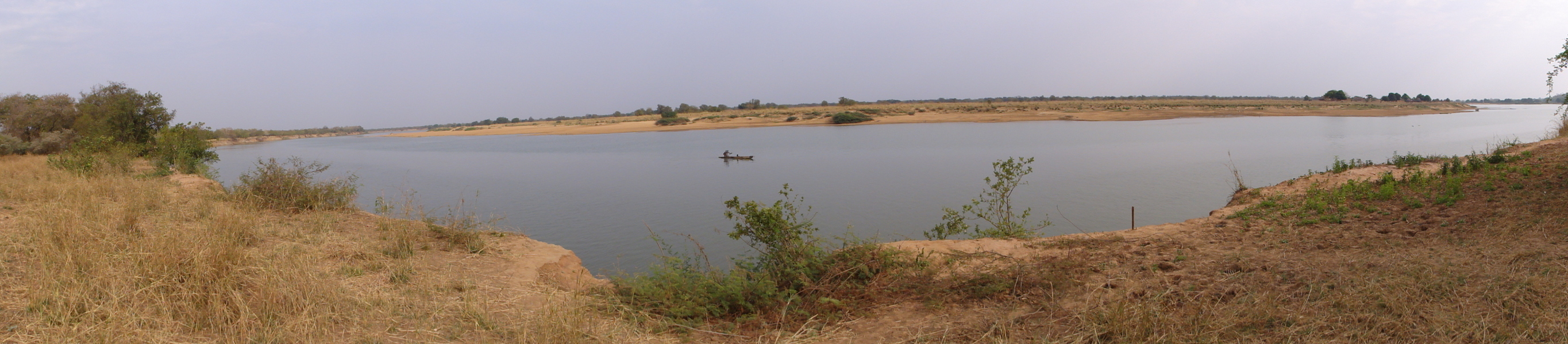 E-S-W panoramic view from the Chari river north bank