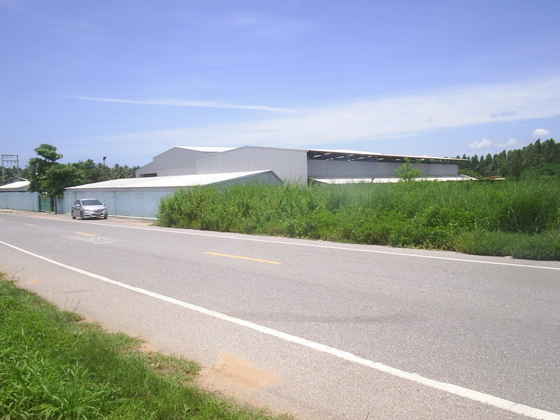 General view of the confluence (looking NW). Gate is left of the car. CP is about 10 m behind right edge of the roof.